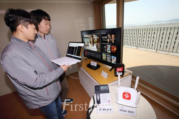 KT 직원들이 무안군 아일랜드 빌리지에서 5G 네트워크를 기반으로 기가 인터넷 서비스를 시연하고 있다.