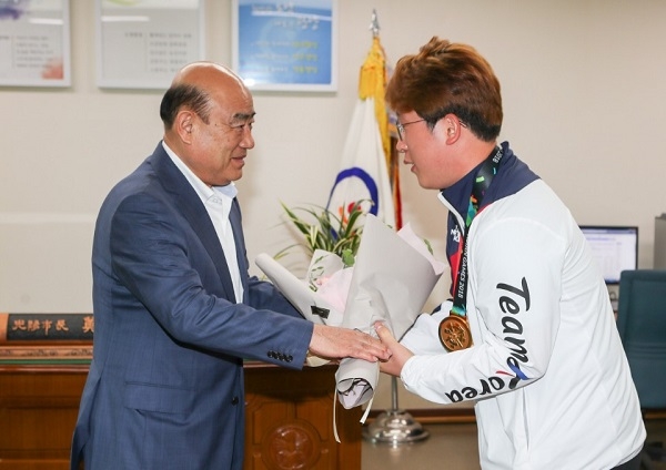 아시안게임 금메달리스트 격려