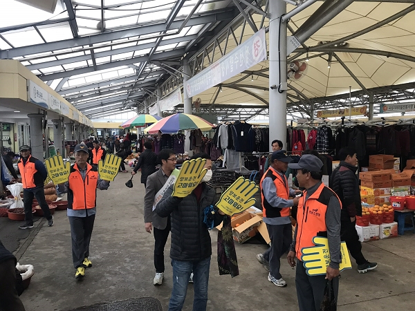 안전건설과_안전총괄팀_곡성군, 차가운 겨울비에도 식지 않는 교통안전 홍보 열기