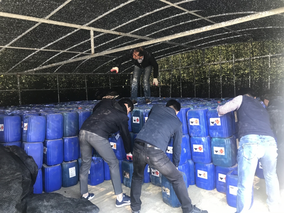 사용이 금지된 무기산을 불법 보관해 온 혐의로 김 양식업자 3명이 여수해경에 적발