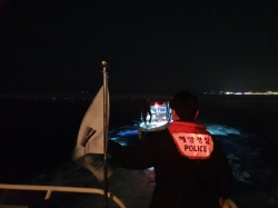 해경이 안전하게 예인해 승선원 2명을 구조