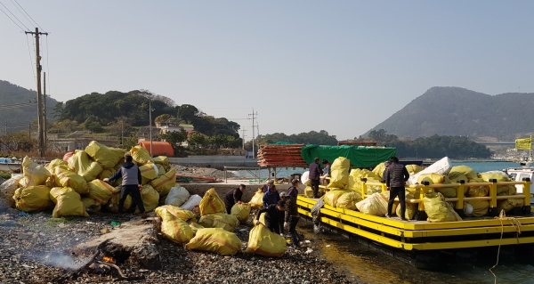 △ 해양쓰레기 수거작업