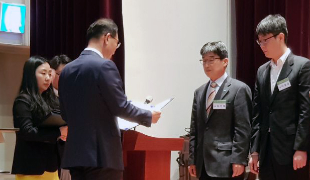 △ 대전 통계교육원에서 김기채 여수시 건설교통국장(오른쪽 둘째)이 도시재생사업 우수기관 표창