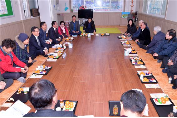 △ 권오봉 여수시장이 문수동 효자원경로당에서 어르신들과 경로당 신축 문제 등을 논의