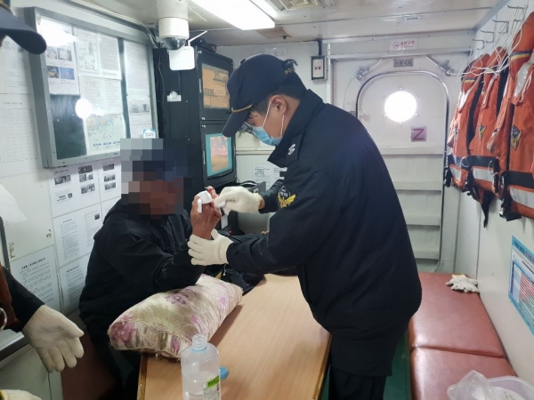 안도 해상에서 조업 중 손가락을 심하게 다친 응급환자를 긴급 이송