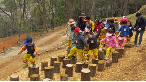 지난 9일 푸른들 어린이집 아이들이 유아숲체험원을 체험하고 있다.