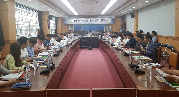 완도군은 지난 21일, 여름철 자연 재난 및 사회 재난에 대비하기 위해 완도군 재난안전대책 13개 협업 부서와 읍‧면 업무 담당자를 대~