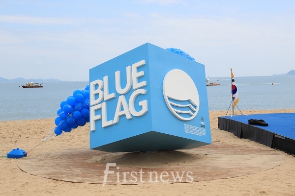 완도 신지명사십리해수욕장이 8일 개장식을 가졌다. 사진은 블루플래그 조형물