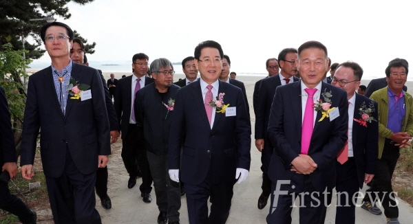 김영록 전라남도지사, 박우량 신안군수, 최일기 지오그룹 회장(앞 왼쪽)이 5일 오후 신안군 자은면 백길해변 광장에서 열린 지오국제문화관광타운 라마다프라자호텔&리조트 기공식에서 리조트 부지 주변을 둘러보고 있다.
