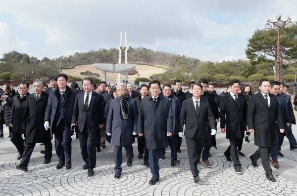 참배 후 518 국립묘지를 나오고 있는 안 전 의원