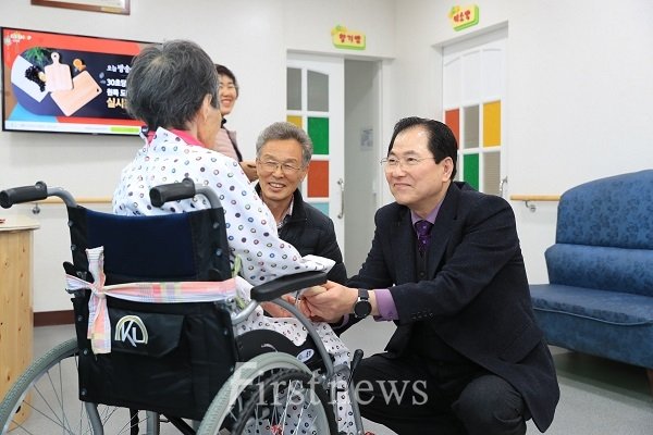 신우철 완도군수, 요양원 위문