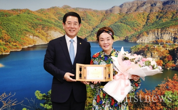 김영록 전라남도지사와 김수미 전라남도 홍보대사 위촉