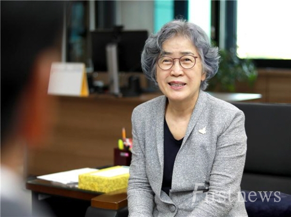 박은정 국민권익위원장은 29일 오후 정부서울청사 정부합동민원센터에서 사업자 간 부당 공동행위(담합)을 신고한 공익신고자 A씨를 만나 격려하고 신고자보호제도 개선방안에 대해 조언을 구했다.