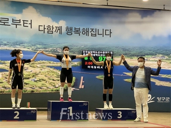 2020 전국 실업 역도 선수권 대회 여자 49kg급에 출전한 김은영 선수가 1위를 차지했다