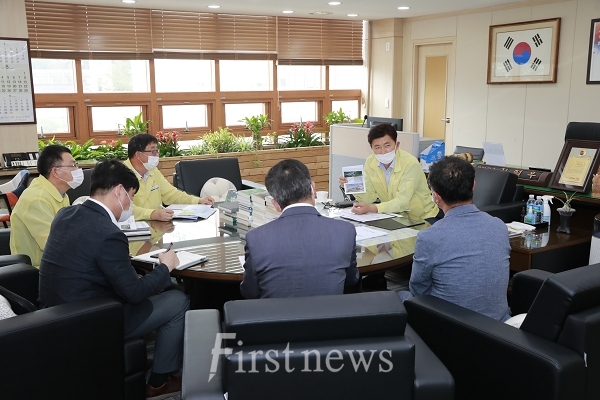 보성군-LH, ‘농촌 유토피아사업’ 협의체 구성키로-보성군수실에서 2020.8.13. LH사업설명회의를 진행하고 있다.
