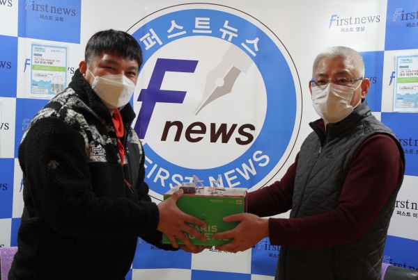 사진 : 부상을 전달하고 있는 박채수 대표
