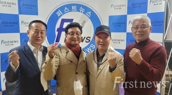 좌측부터 김유근 위원장, 최을석 부이사장, 최석현 이사장, 박채수 대표