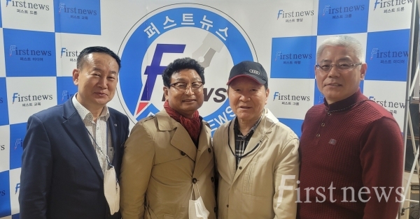 좌측부터 김유근 편집위원, 최을석 부이사장, 최석현 이사장, 박채수 대표