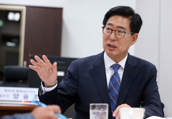 양승조 충남도지사 인터뷰 모습