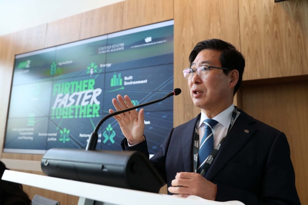 양승조 충남도지사가 7일(현지시각) 영국 스코틀랜드 글래스고 스트라스 클라이드대학서 열린 제26차 유엔기후변화협약 당사국 총회(COP26) 부대행사로 열린 언더2연합 총회에서 기조연설을 하고 있다.(사진=충남도)