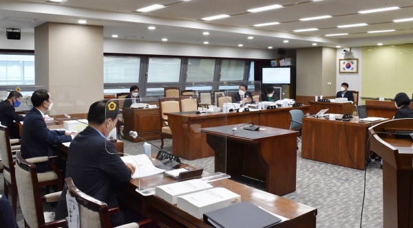 충남도의회 행정문화위원회가 15일 충남체육회와 장애인체육회 소관 행정사무감사를 실시하고 있다.(사진=충남도의회)