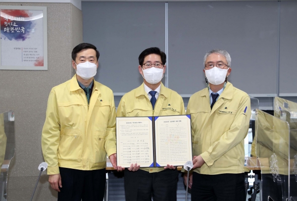 양승조 지사가 8일 도청 중회의실에서 열린 실·국·원장 회의에서 실·국·원장 등과 ‘직무성과 계약’을 체결하고 있다. 좌측 이필영 행정부지사, 중앙 양승조 지사. 우측 이우성 문화체육부지사.(사진=충남도)