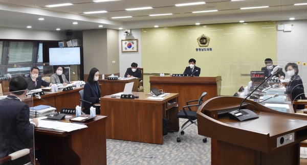 행문위가 18일 제335회 임시회 2차 회의를 열고 있다.(사진=충남도의회)