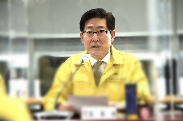 양승조 지사가 22일 도청 중회의실에서 열린 제184차 실국원장회의를 주재하고 있다.(사진=김기룡 기자)