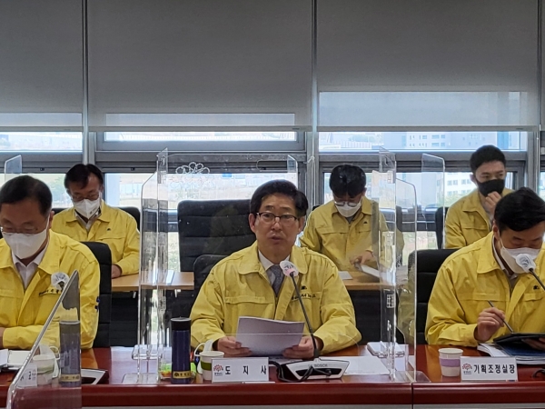 양승조 지사가 11일 도청 중회의실에서 열린 제187차 실국원장회의를 주재하고 있다.(사진=김기룡 기자)
