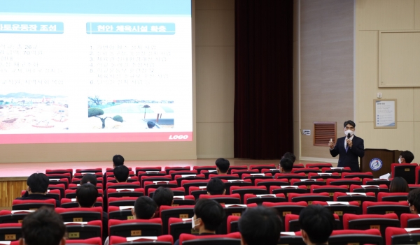 충남도교육청이 도내 초·중·고등학교 체육 담당 교사를 대상으로 ‘2022학년도 학교체육 주요업무’ 설명회를 열고 있다.(사진=충남교육청)
