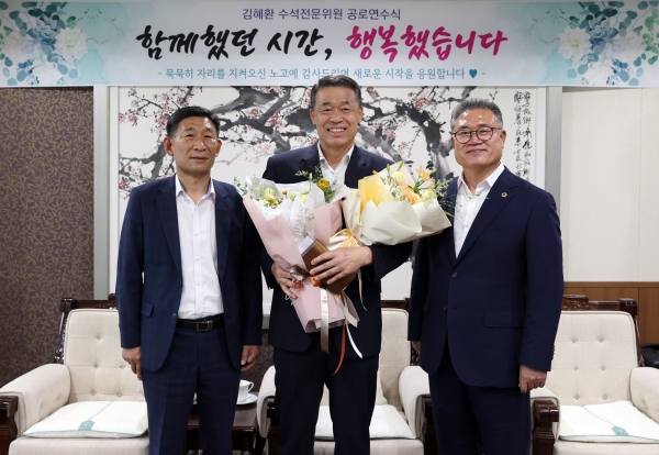 22일 오후 3시 의회 국제회견장에서 열린 ‘2022년 하반기 공로연수식’에 김명선 의장(우)과 김찬배 처장(좌)이 김혜환 수석전문위원을 축하해주고 있다.(사진=충남도의회)