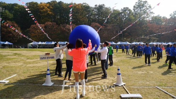체육대회 "지구를 올려라" 사진