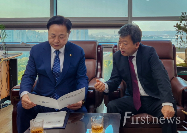 사진왼쪽 김두관 국회의원과 남한권 울릉군수