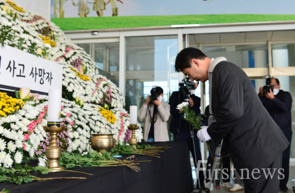 이정선 광주광역시교육감은 강기정 시장, 정무창 시의회 의장과 함께 1일 오전 8시40분 광주시청 로비 1층에 마련된 이태원 사고 합동분향소를 참배했다. 이날 부교육감을 비롯한 시교육청 간부들도 자리에 함께했다.