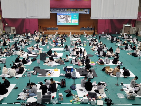 충남교육청이 29일 선문대에서 ‘2022 인공지능 로봇 끝장 개발 한마당’을 개최하고 있다.(사진=충남교육청)