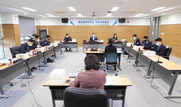충남도의회 복지환경위원회가 16일 여성가족연구원에 대한 행정사무감사를 하고 있다.(사진=충남도의회)