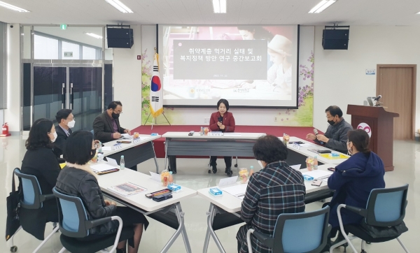 충남도의회 ‘취약계층 건강과 먹거리 복지정책 발전 방향을 위한 연구모임’이 22일 서산시 자원봉사센터 회의실에서 열리고 있다.(사진=충남도의회)