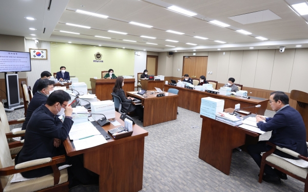 충남도의회 행문위가 2일 제341회 정례회 제2차 회의를 열고 있다.(사진=충남도의회)