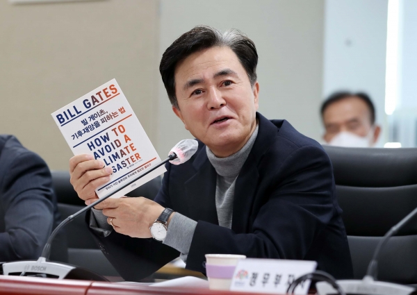 김태흠 지사가 12일 도청 중회의실에서 열린 제24차실국원장회의를 주재하며 빌 게이츠가 쓴 ‘빌 게이츠, 기후재앙을 피하는 법’을 직원들에게 추천하고 있다.(사진=충남도)