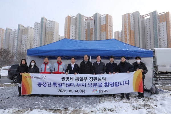 권영세 통일부장관이 14일 도청 대회의실에서 열린 ‘비핵·평화·번영의 한반도를 위한 충남도민 대토론회’에 참석한 뒤 충청권 통일+센터 건립 부지를 둘러보고 있다.(사진=충남도)