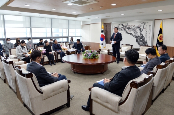 충남도의회가 14일 의장 접견실에서 ‘2022년 도의회 독서왕’ 선정패를 수여식을 하고 있다.(사진=충남도의회)