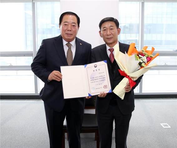 왼쪽 조길연 의장, 오른쪽 김찬배 처장(사진=충남도의회)