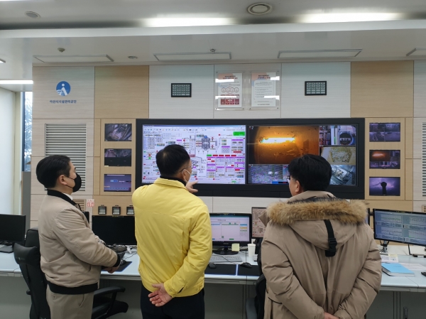 안재수 국장이 7일 아산시 생활폐기물 소각시설을 방문해 미세먼지 비상저감조치 발령에 따른 소각시설 가동률 의무감축상황을 점검하고 있다.(사진=충남도)
