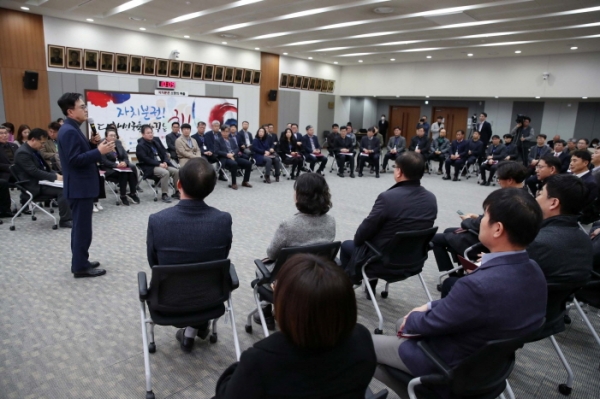 김태흠 지사가 20일 도청 대회의실에서 팀장과의 대화를 하고 있다.(사진=충남도)