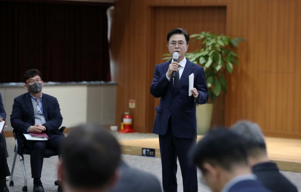 김태흠 지사가 6일 도청 대회의실에서 과장간담회에서 신필승 인구정책과장의 의견에 대하여 답변하고 있다.(사진=충남도)