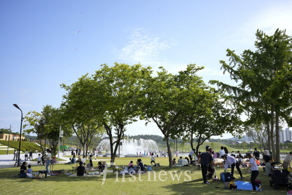 오천그린광장 분수대 일원에서 관람객들이 휴식
