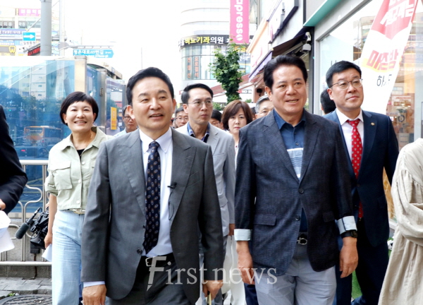 원희룡 국토부장관은 4일 평촌신도시의 노후 아파트단지와 상업지역, 평촌중앙공원을 둘러보면서 노후 실태를 점검하고 주거환경 개선이 필요한 지역을 면밀히 살펴보았다