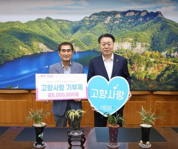 사진 : 왼쪽부터 (주)만나 김영석 대표, 화순군 구복규 군수