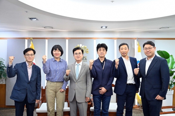 김태흠 지사가 8월 파견 예정인 신임 해외사무소장 3명을 접견하고 있다.(사진=충남도)