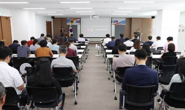 충남도의회가 7일 성희롱·성매매·성폭력·가정폭력예방 및 방지를 위한 ‘폭력 예방교육’을 하고 있다.(사진=충남교육청)